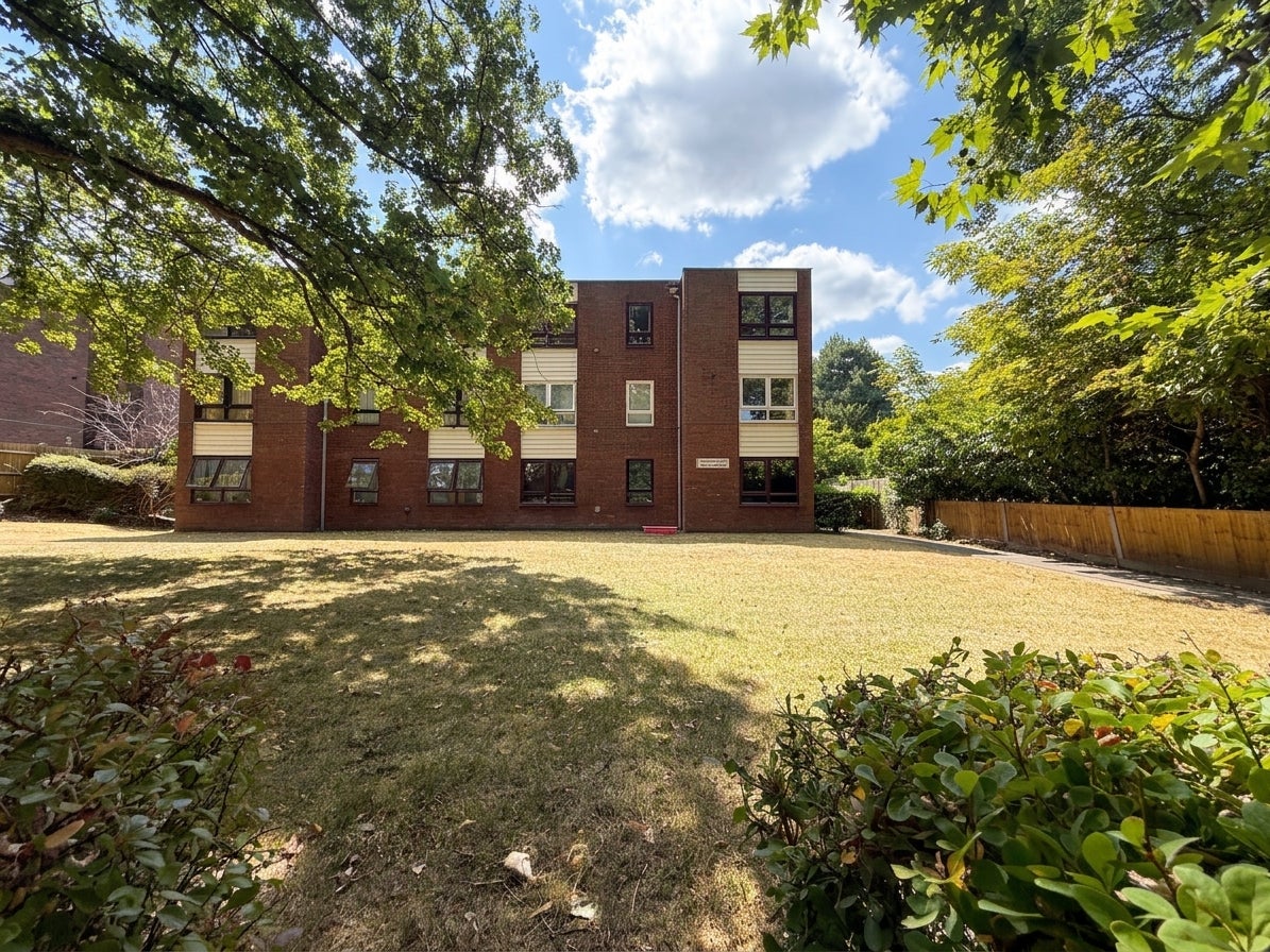 Flat Foxgrove Road in Greater London