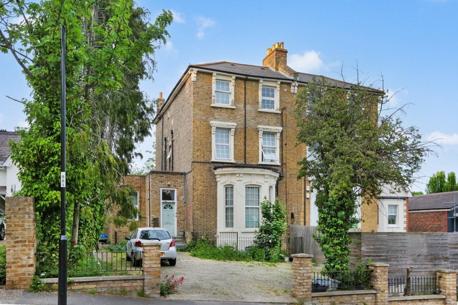 Flat Manor Mount in Greater London