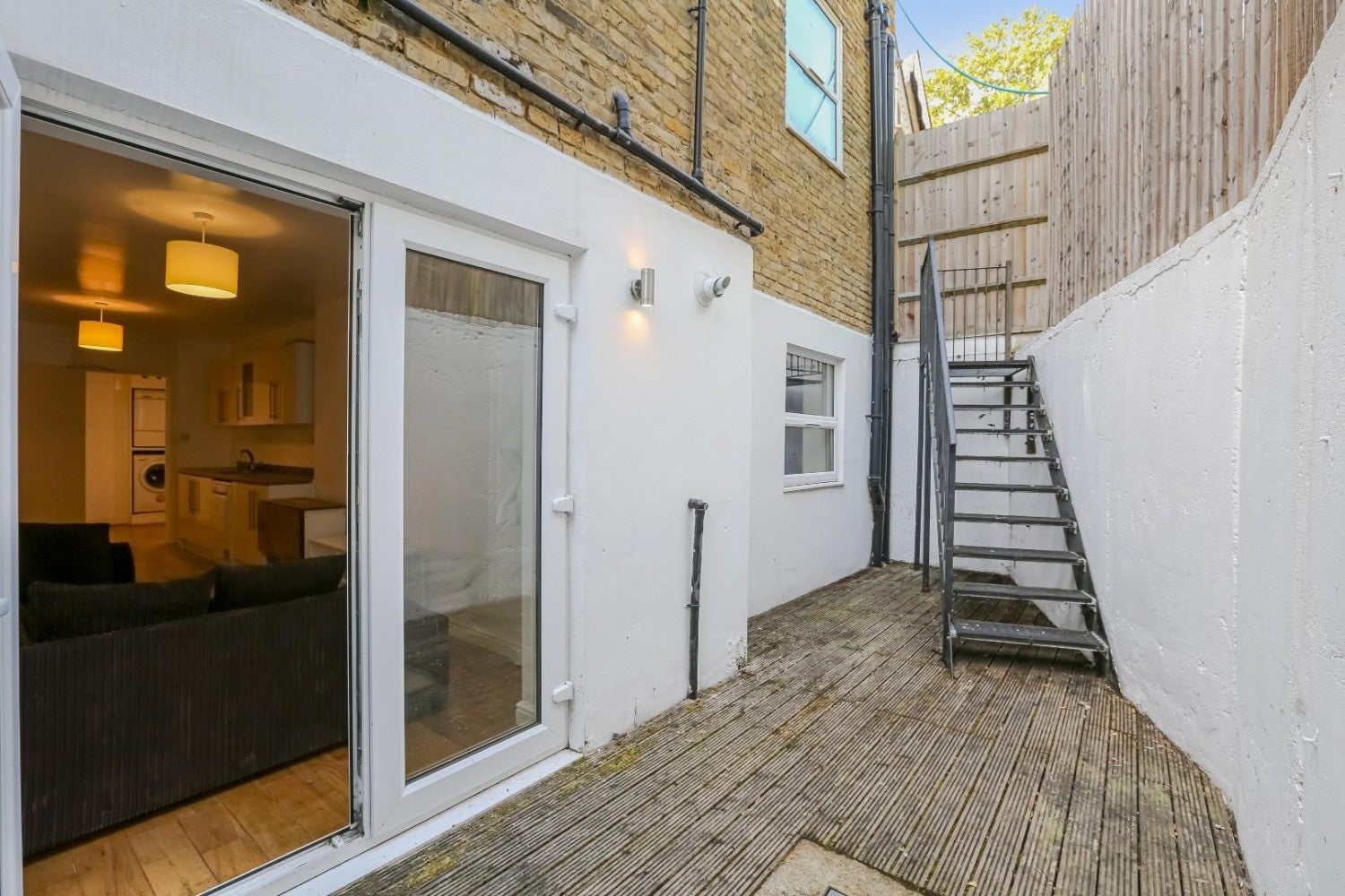 Flat Manor Mount in Greater London