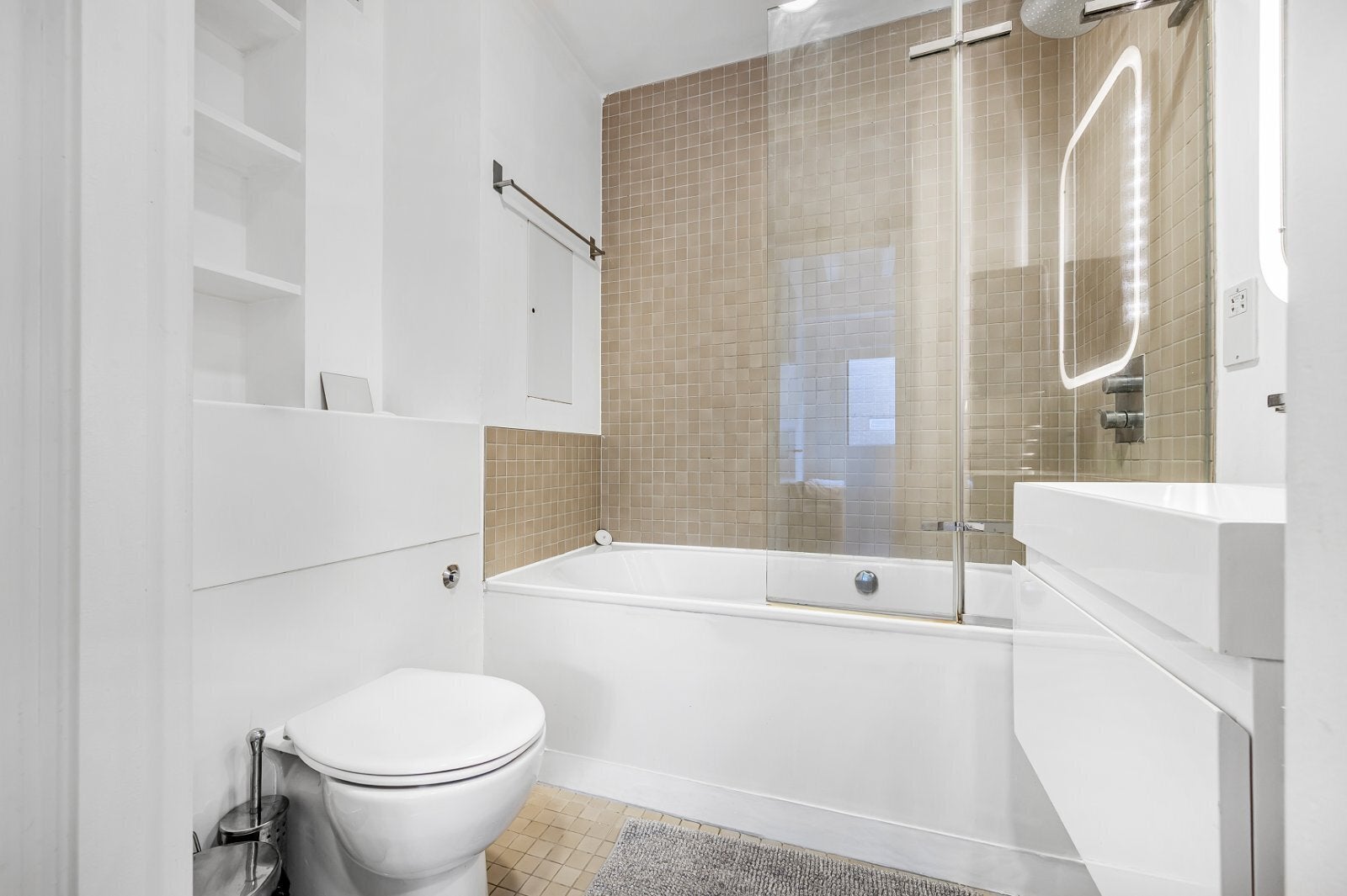 Flat Leather Lane in Greater London