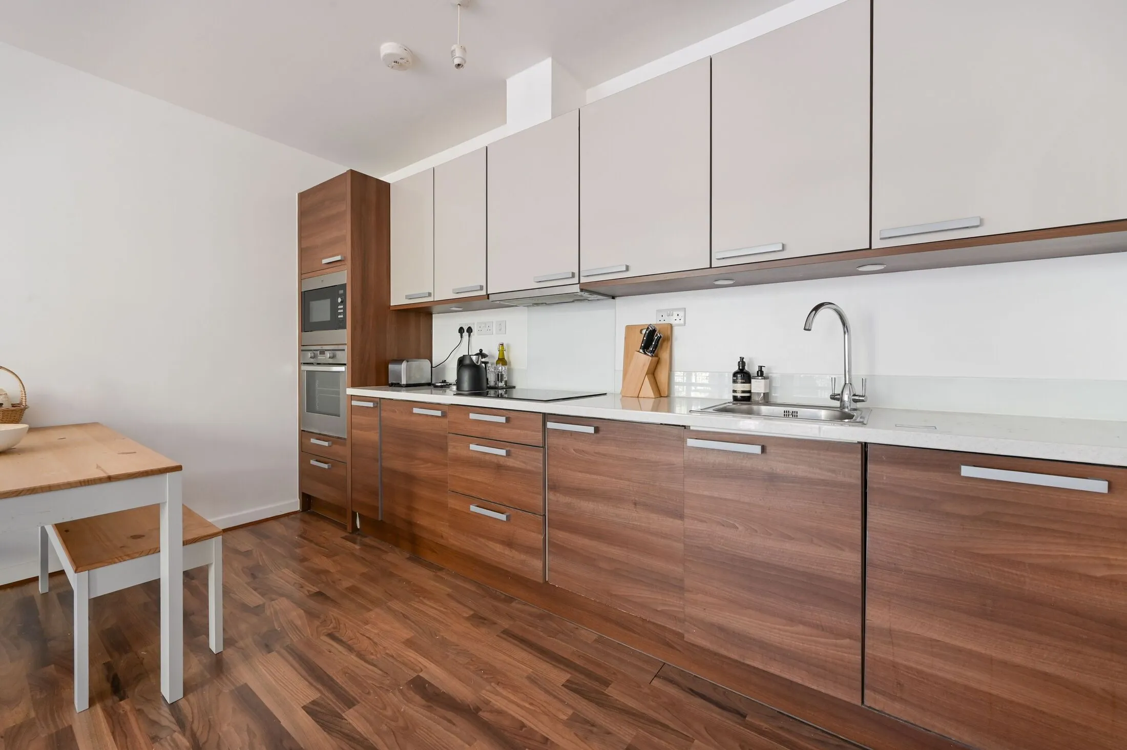 Flat Copenhagen Place in Greater London