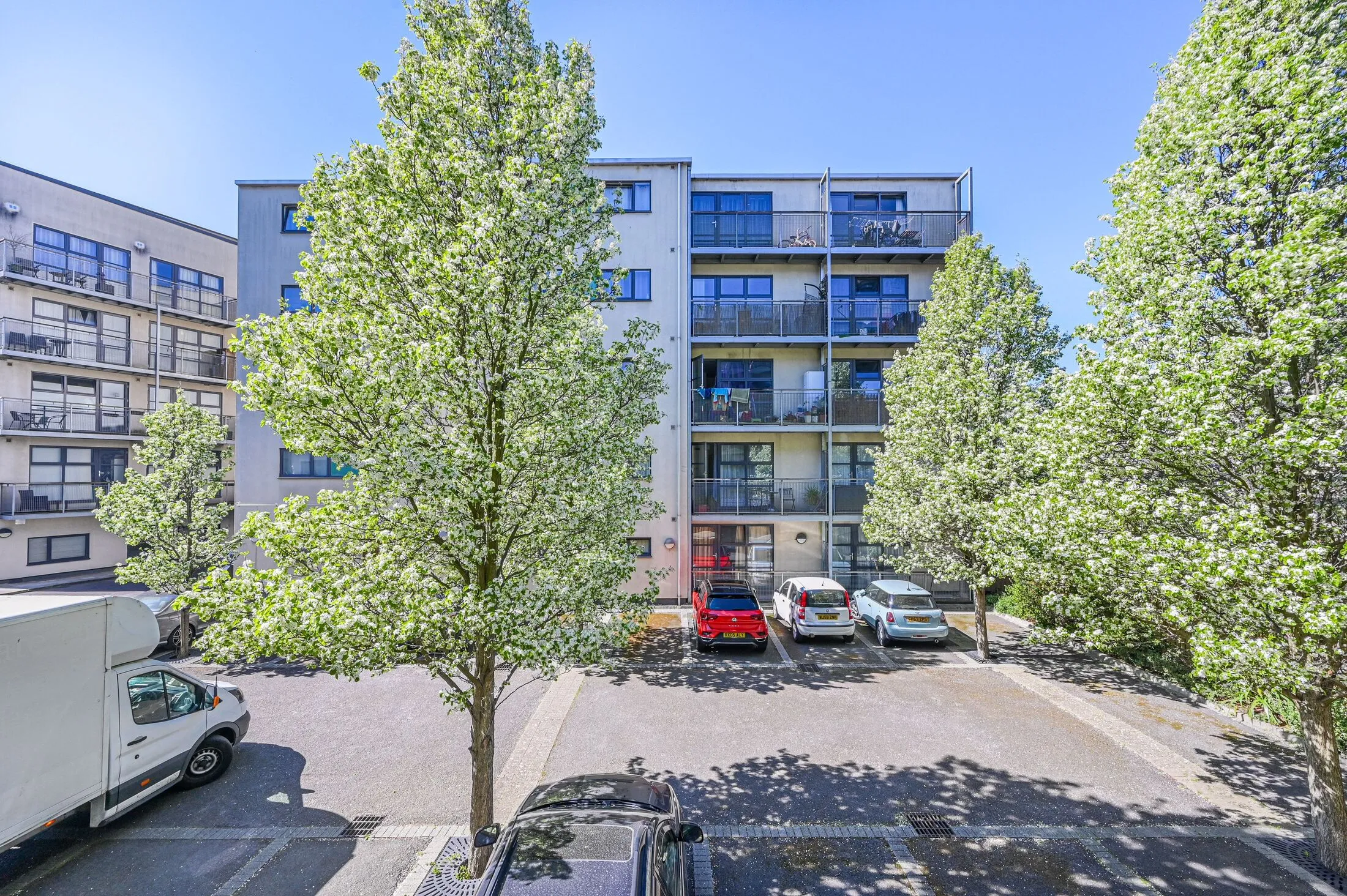 Flat Copenhagen Place in Greater London