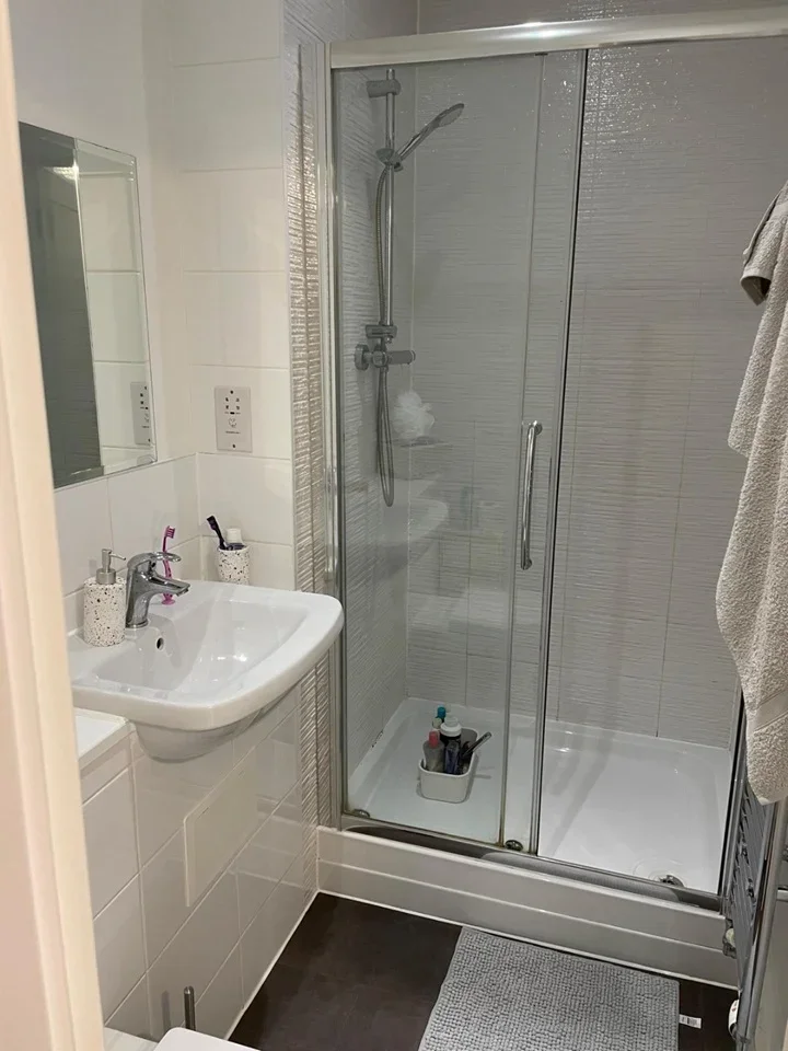 Flat Cranford Lane in Greater London