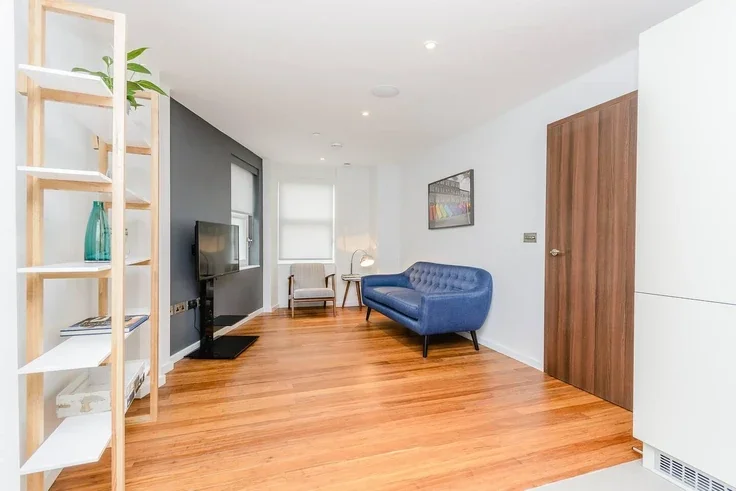Flat Sheen Road in Greater London