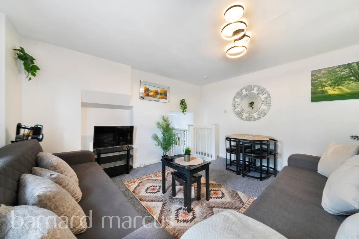 Flat Blenheim Grove in Greater London