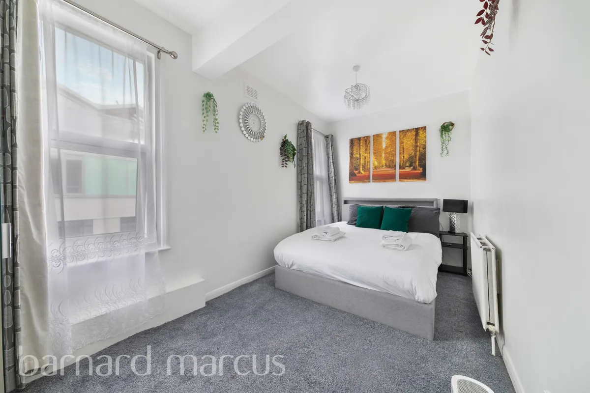 Flat Blenheim Grove in Greater London