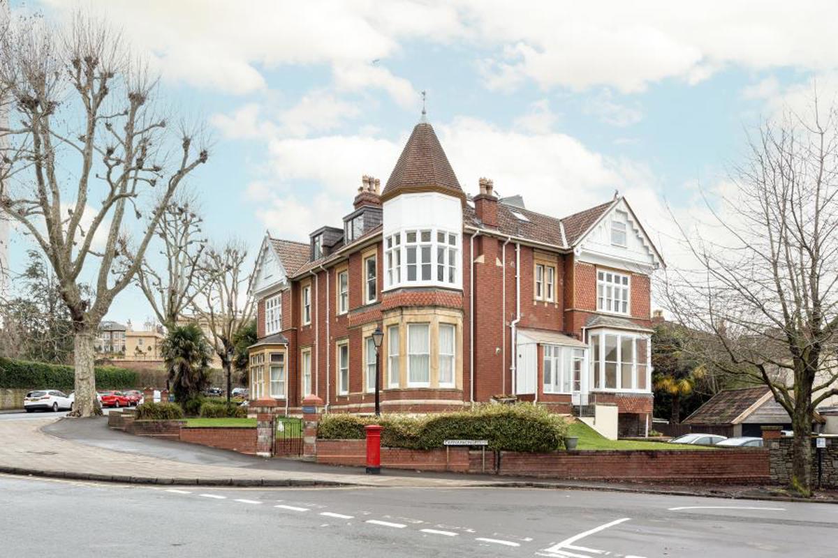 Flat Carnarvon Road in Bristol