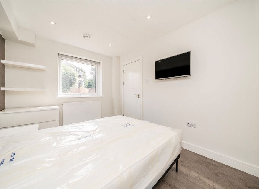 House Barnfield Place in Greater London