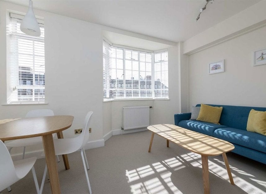 Flat Sloane Avenue in Greater London