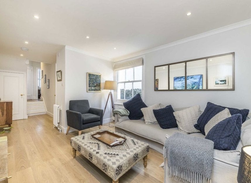 Flat Tremadoc Road in Greater London