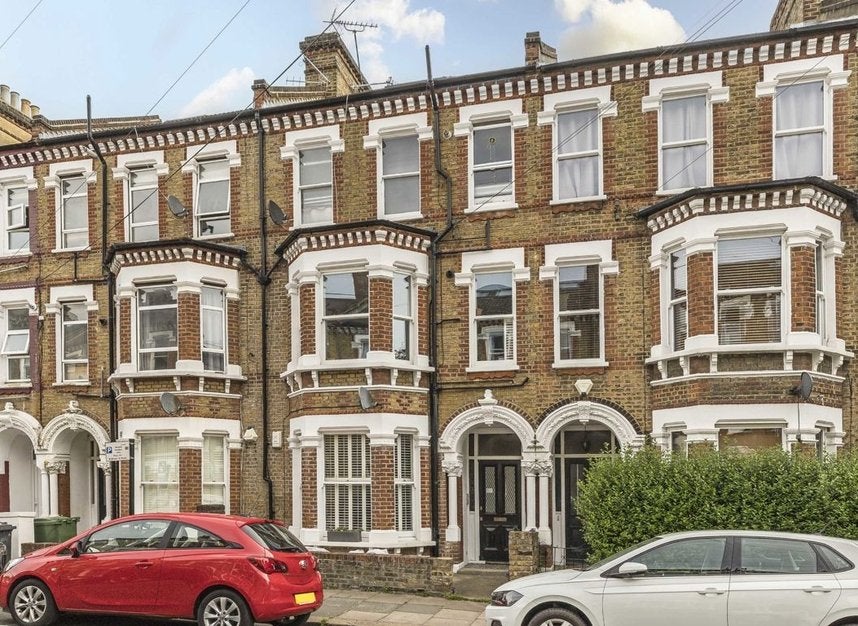 Flat Tremadoc Road in Greater London
