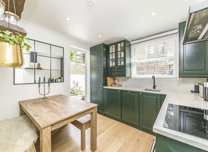 Flat Tremadoc Road in Greater London