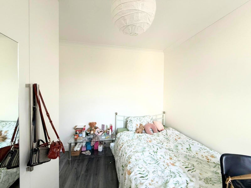 Room Credon Road in Greater London