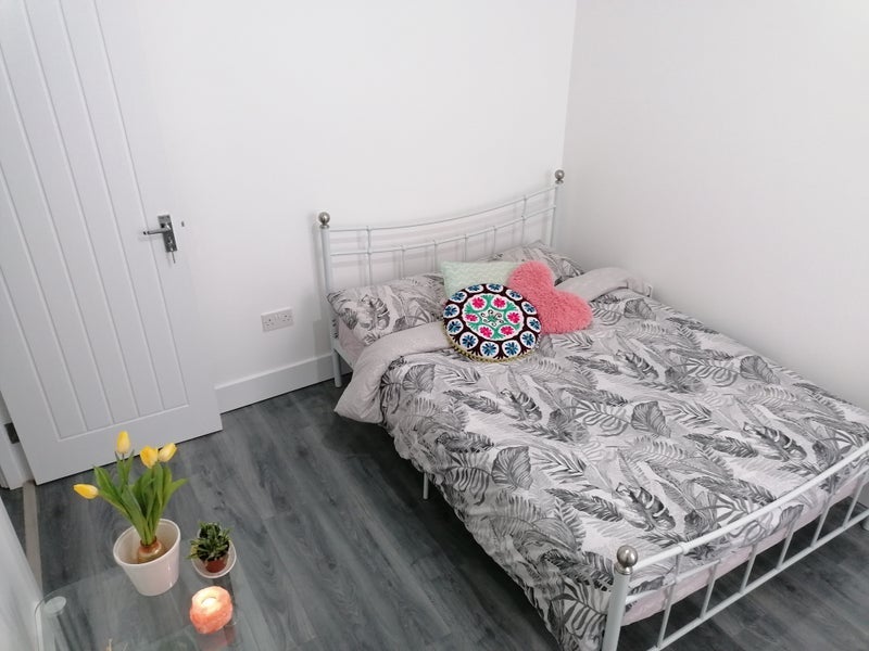 Room Credon Road in Greater London