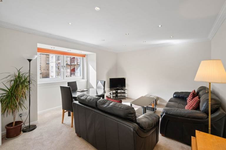 Flat Comiston Rise in City of Edinburgh