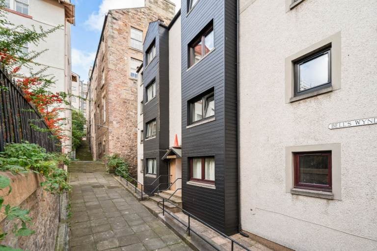 Flat Comiston Rise in City of Edinburgh