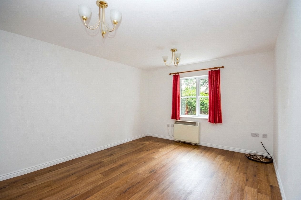 Flat Snowberry Close in Bradley Stoke