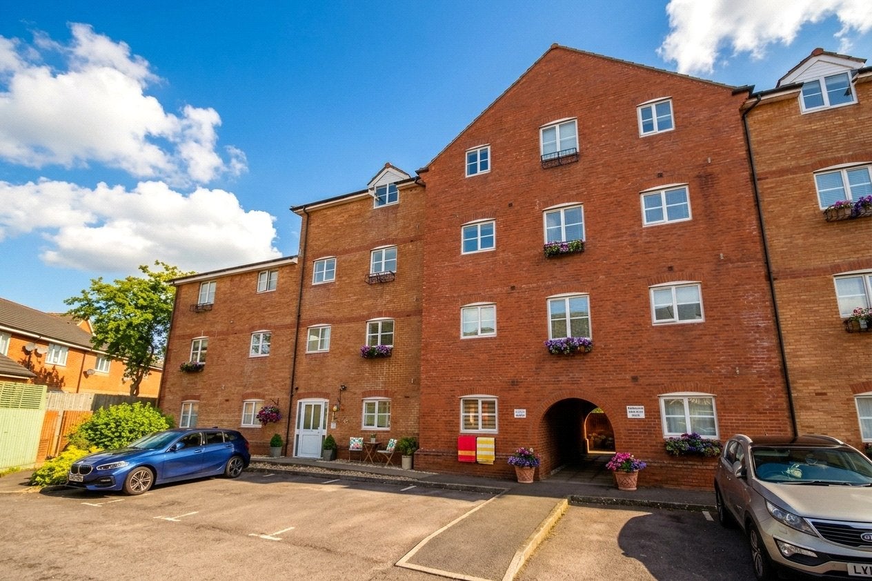 Flat Snowberry Close in Bradley Stoke