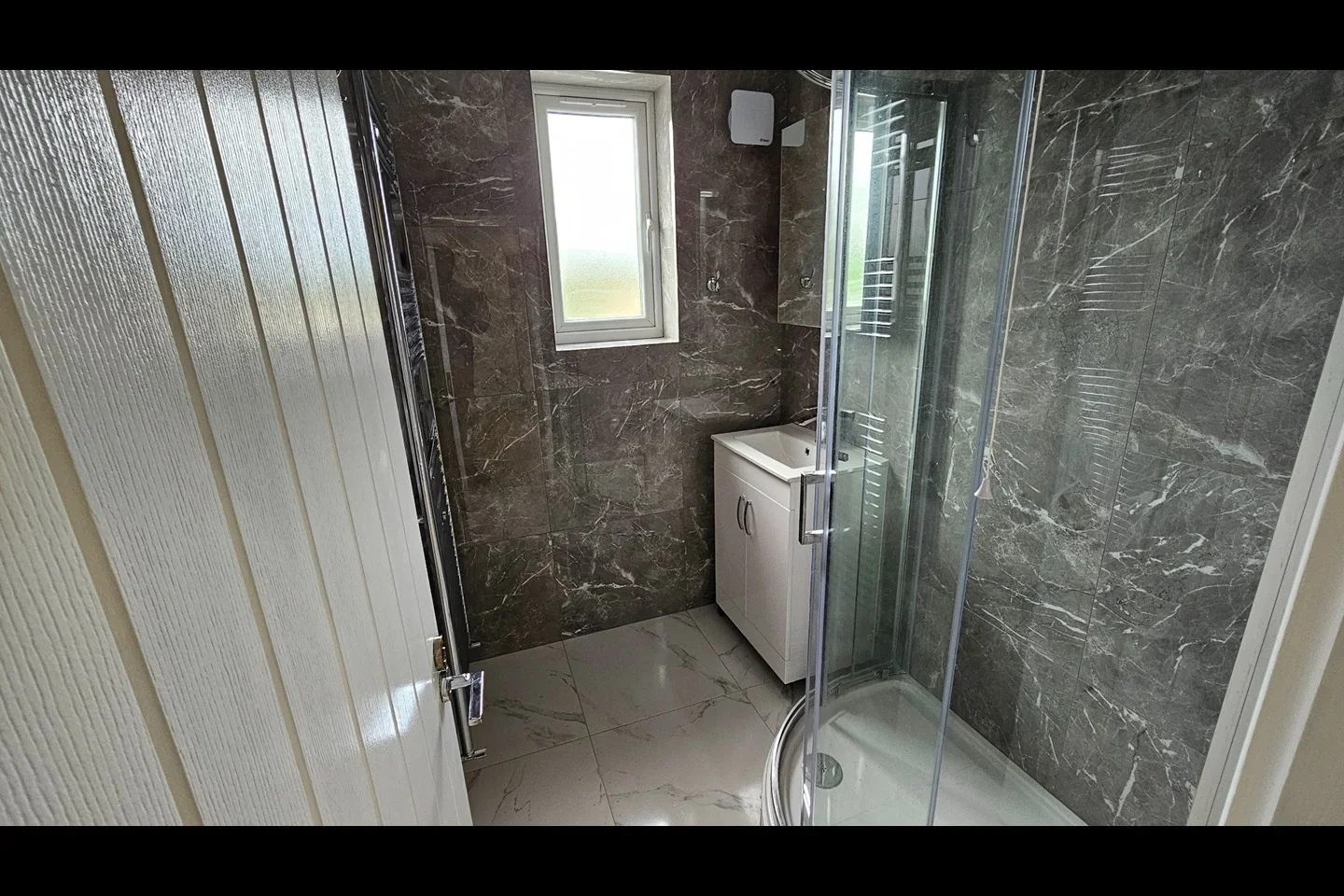 Flat Rosebank Avenue in Greater London