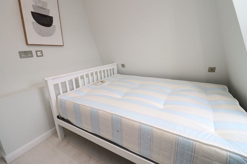 Room Broughton Road in Greater London