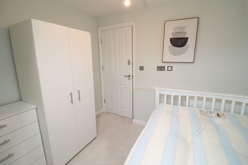 Room Broughton Road in Greater London