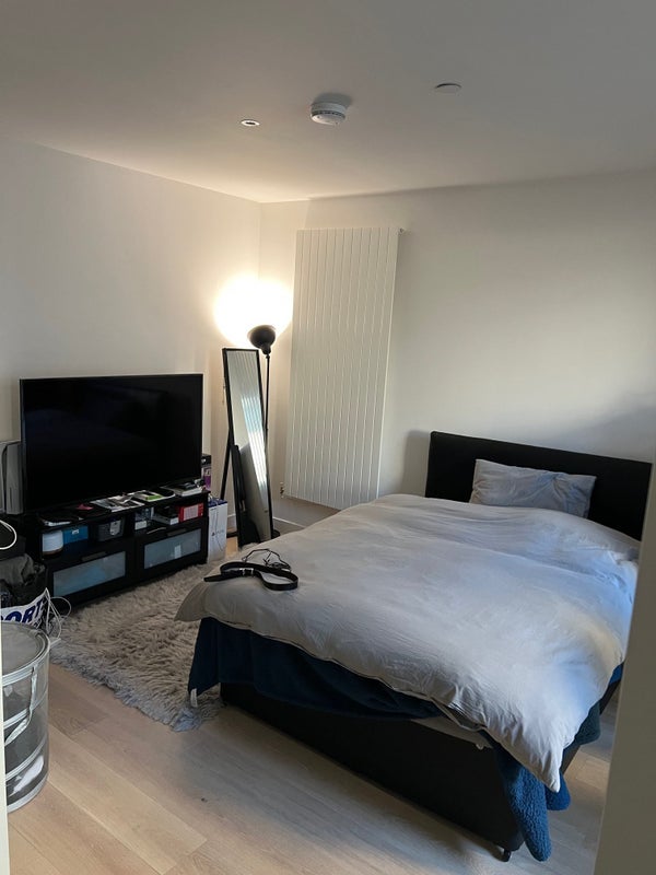 Flat Royal Crest Avenue in Greater London