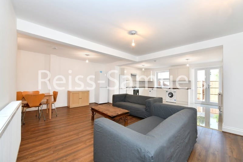 House Lockesfield Place in Greater London