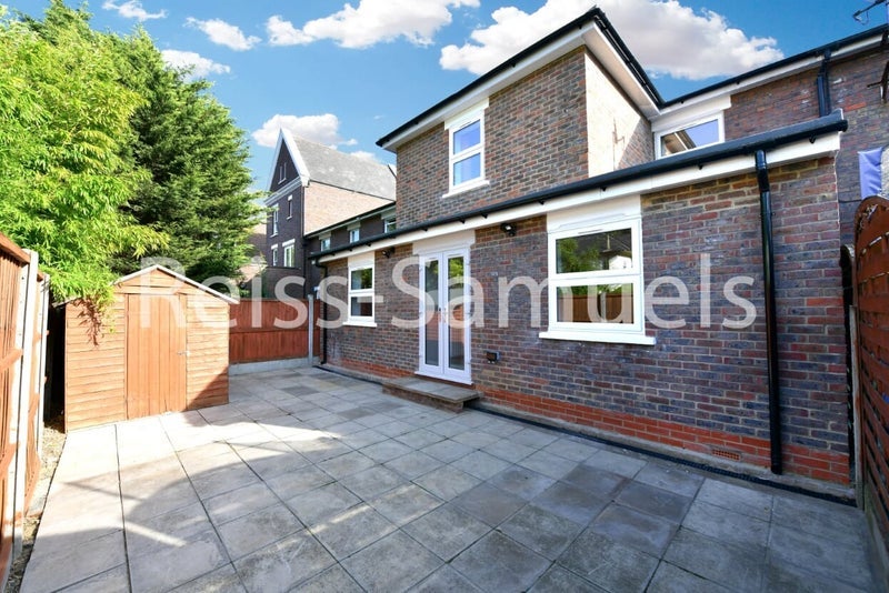 House Lockesfield Place in Greater London