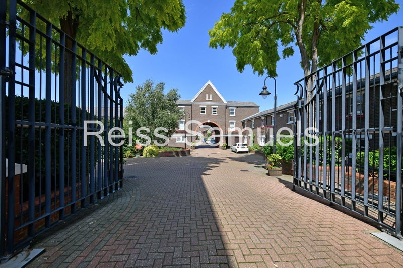 House Lockesfield Place in Greater London