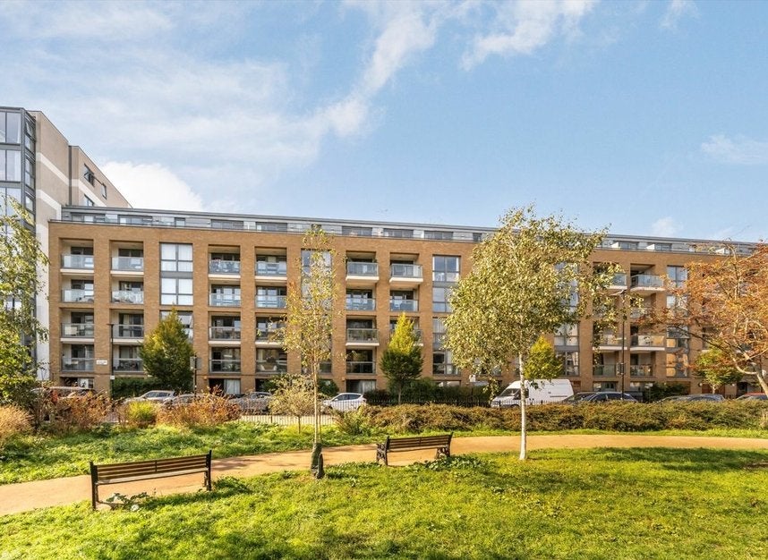 Flat Canalside Square in Greater London