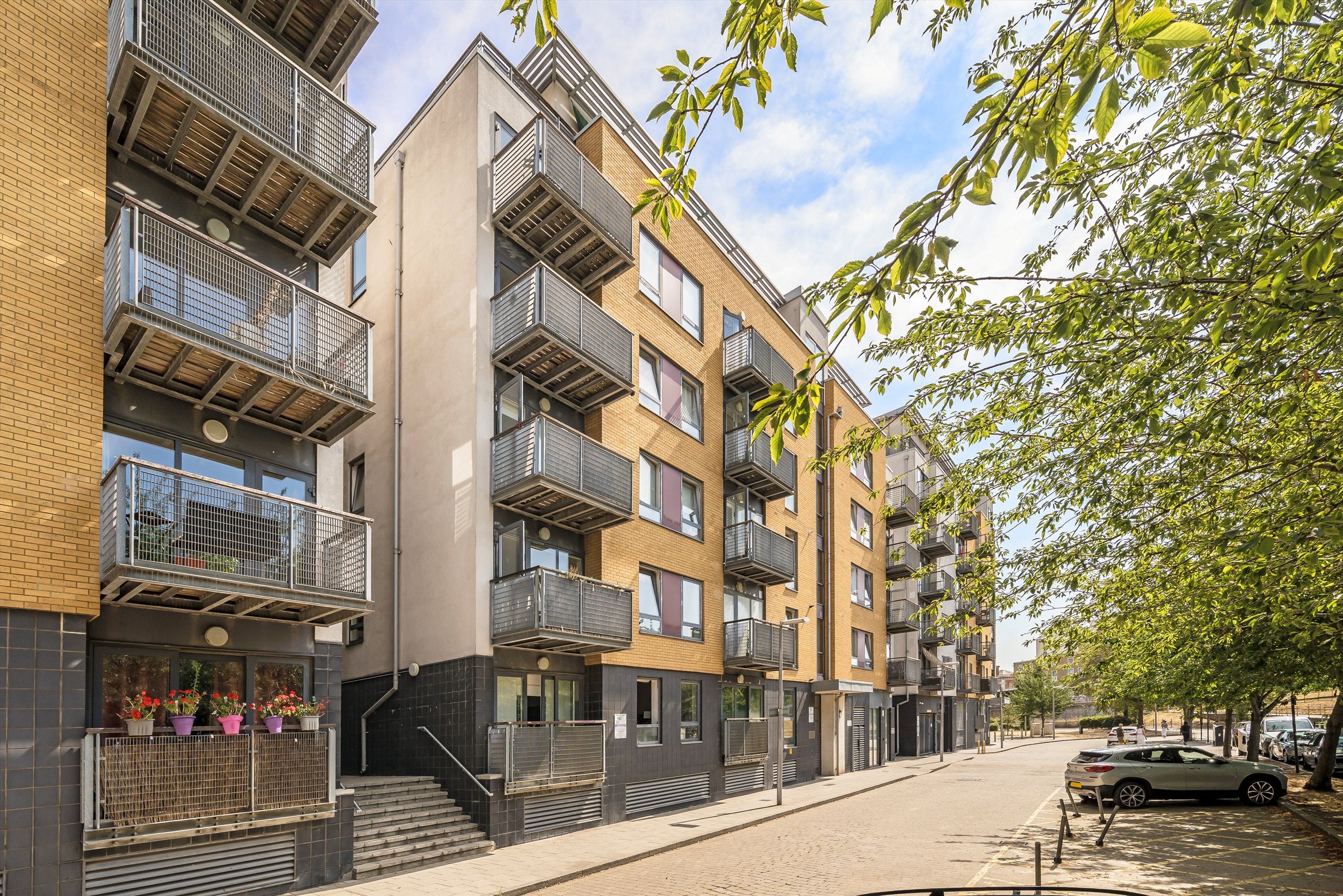 Flat Tarves Way in Greater London