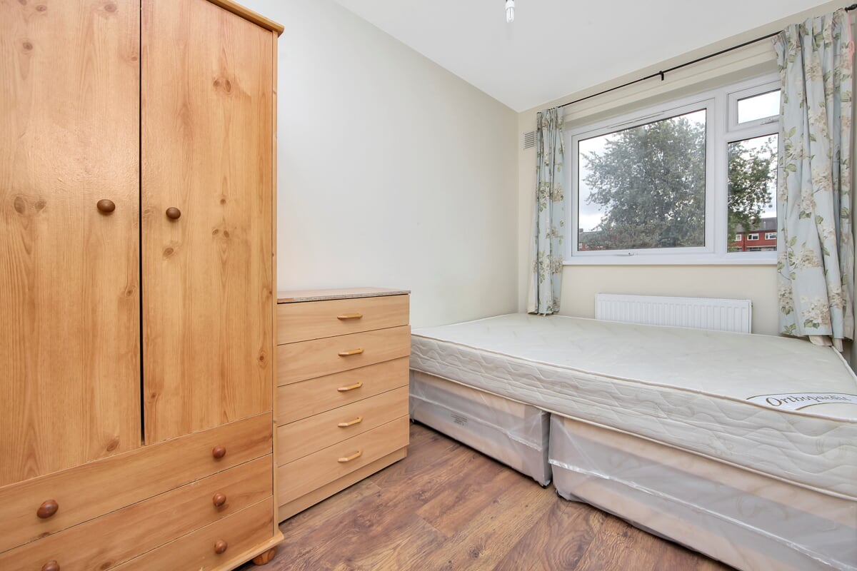 Flat Forsyth Gardens in Greater London
