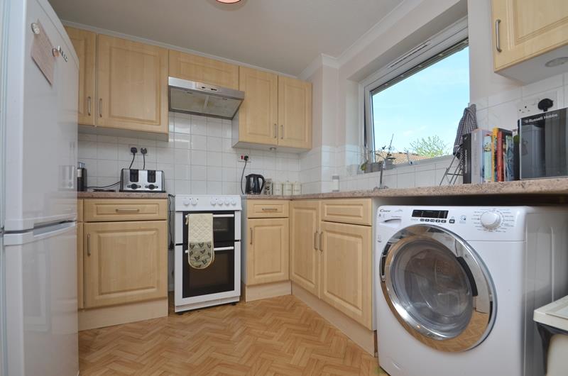 Flat Aylsham Drive in Greater London