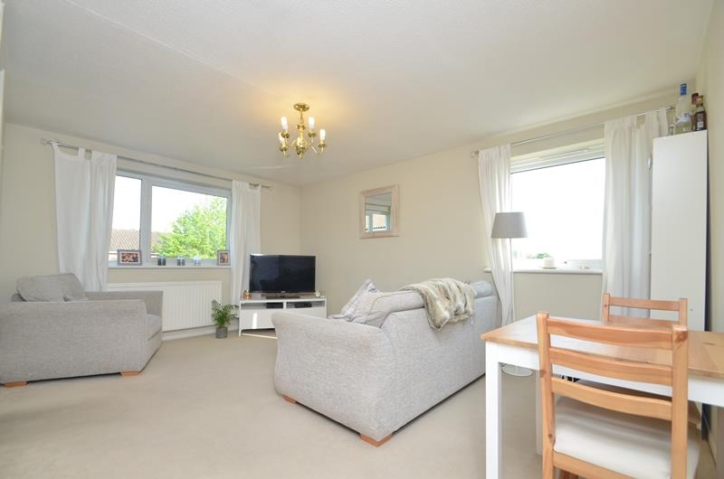 Flat Aylsham Drive in Greater London