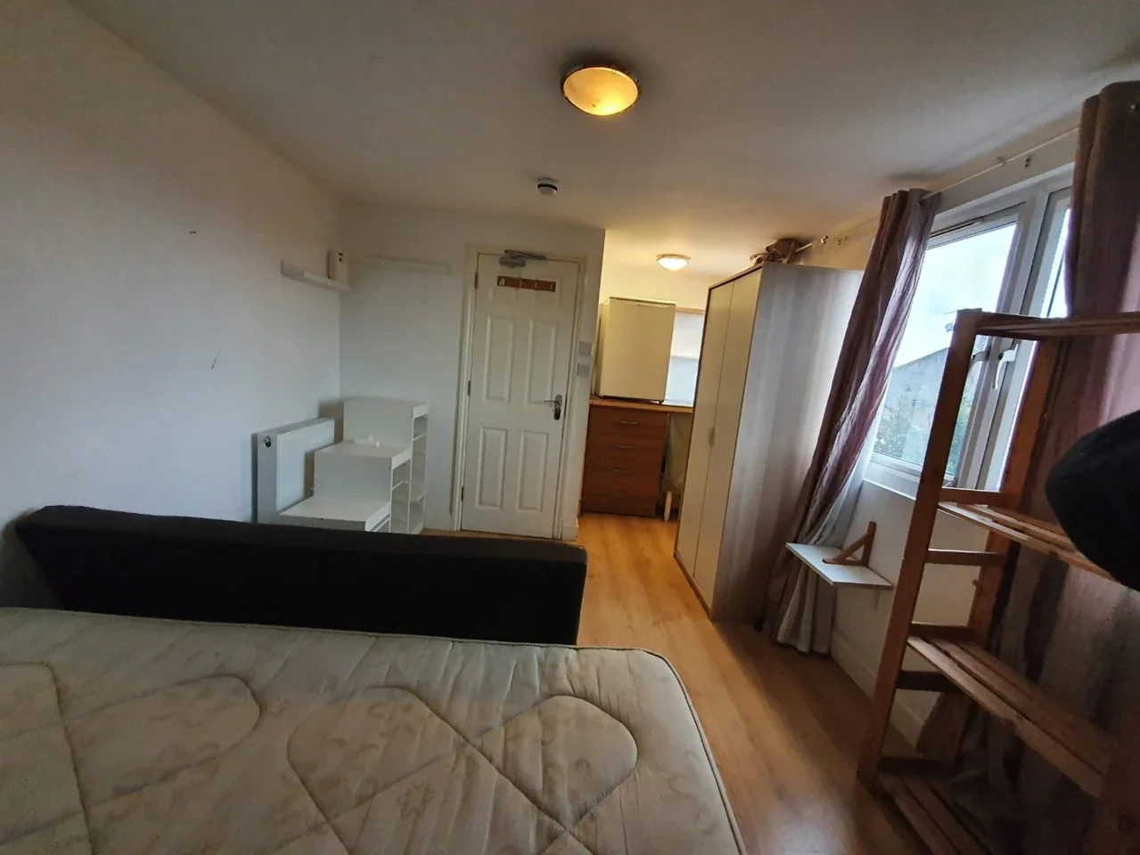 Room Cairnfield Avenue in Greater London