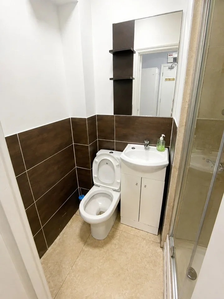 Room Cairnfield Avenue in Greater London