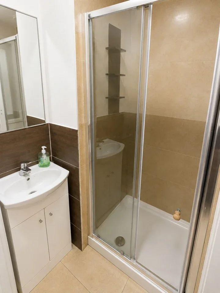 Room Cairnfield Avenue in Greater London
