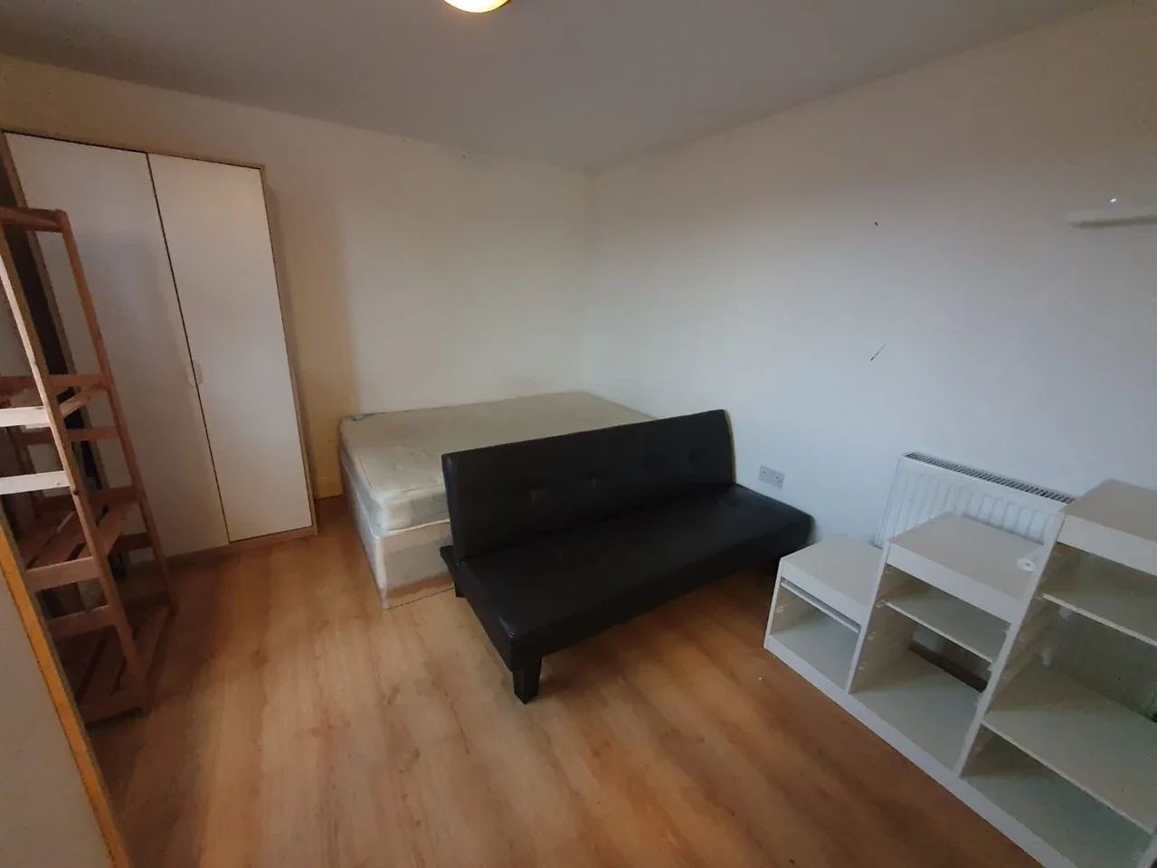 Room Cairnfield Avenue in Greater London