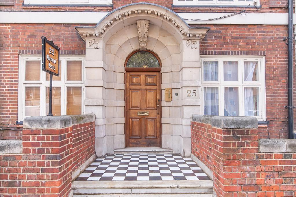 Flat Queen's Gate in Greater London