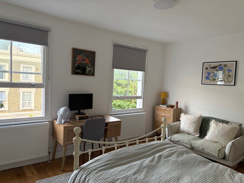 Room Benwell Road in Greater London