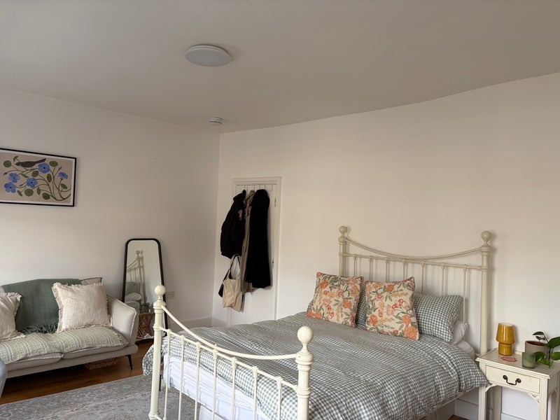 Room Benwell Road in Greater London