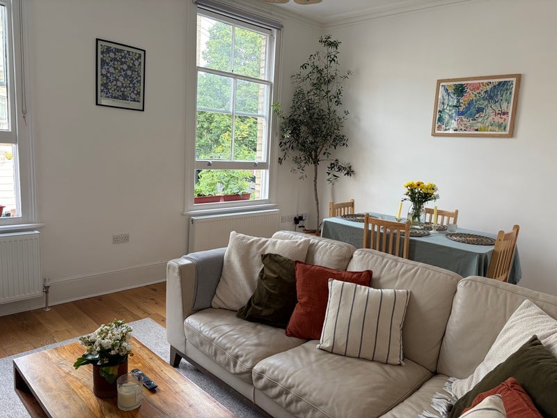 Room Benwell Road in Greater London