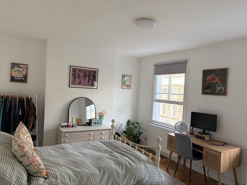 Room Benwell Road in Greater London