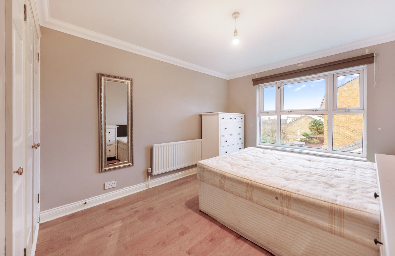 Flat Clarence Mews in Greater London