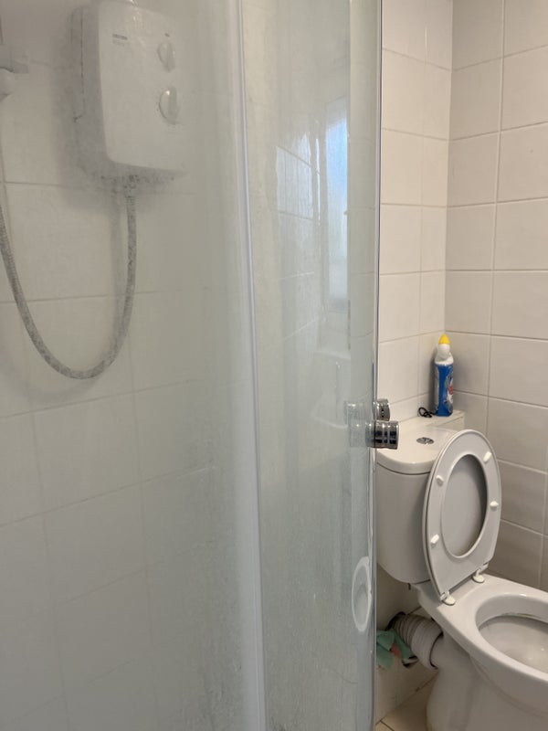 Room Quince Road in Greater London