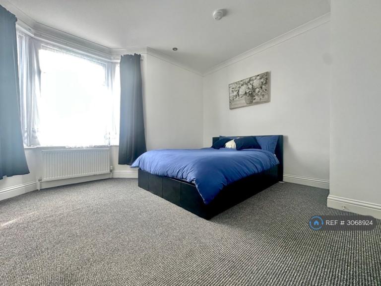 Room Alexandra Road in Borough of Swale