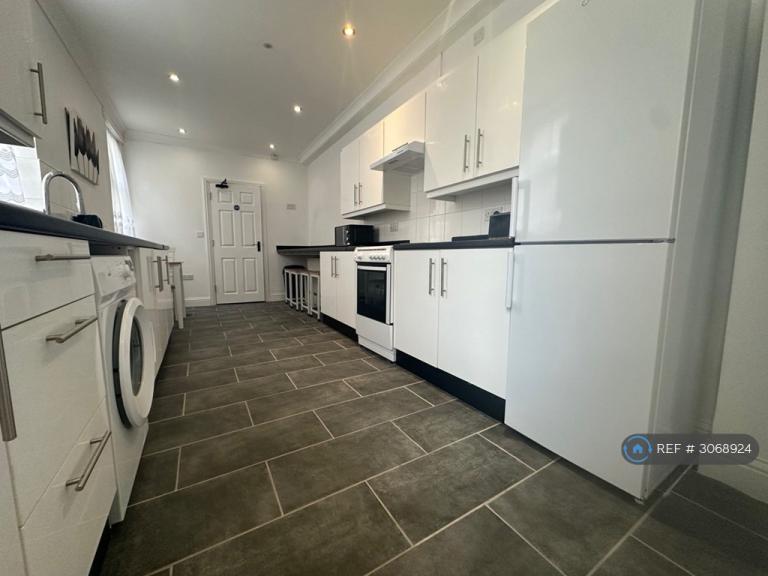 Room Alexandra Road in Borough of Swale