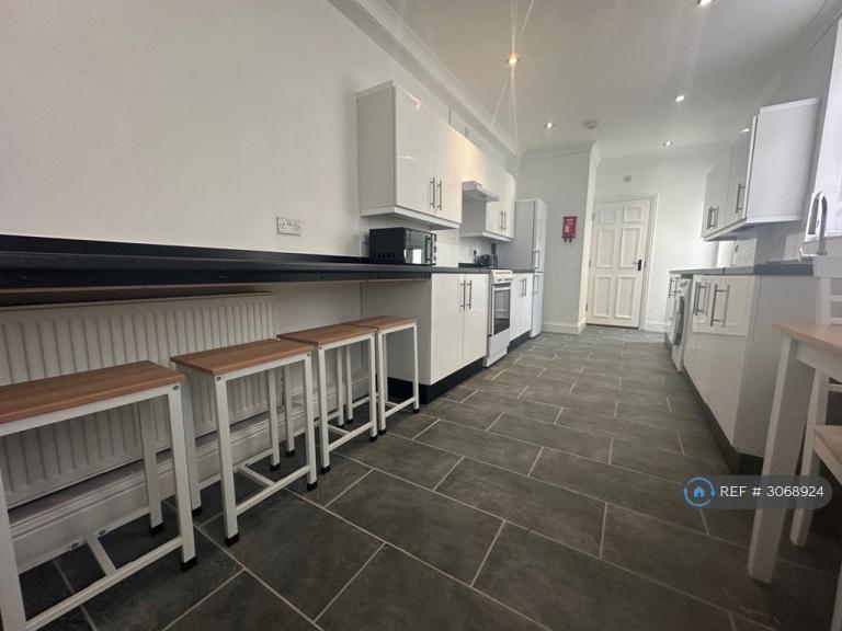Room Alexandra Road in Borough of Swale