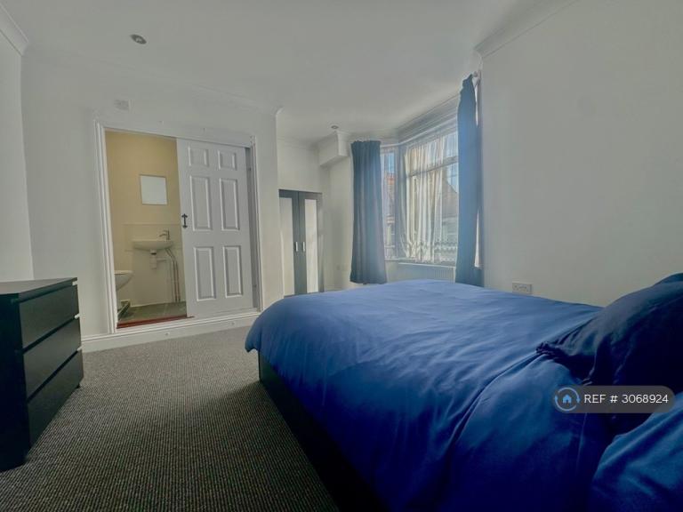 Room Alexandra Road in Borough of Swale