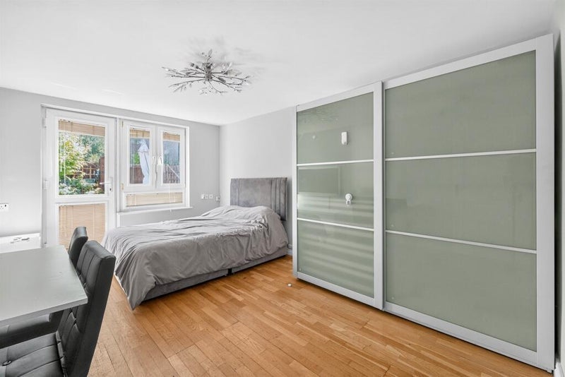 Room Greyhound Road in Greater London